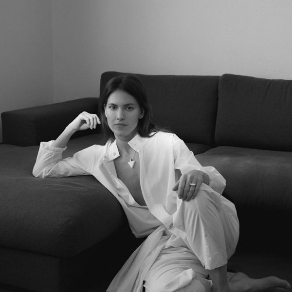 metaformi_design_jewelry_essential_traingle_bianco_model