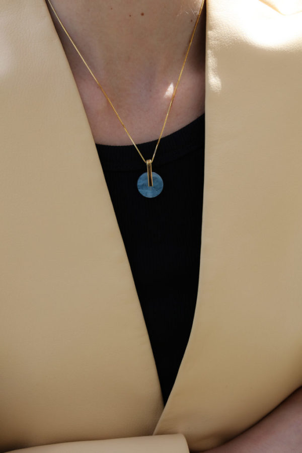 metaformi_design_jewelry_adamantine_necklace_aquamarine_model