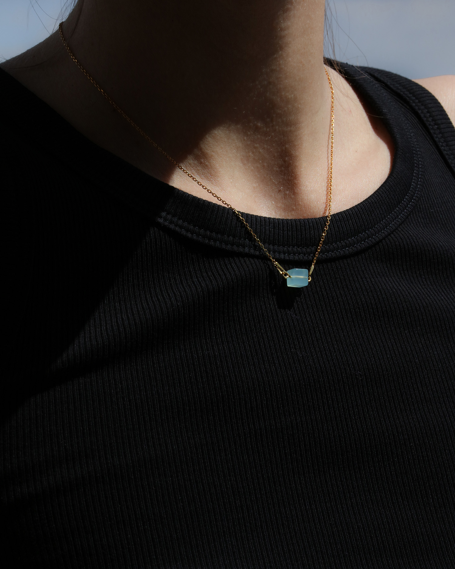 metaformi_design_jewelry_cube_necklace_aquamarine_model