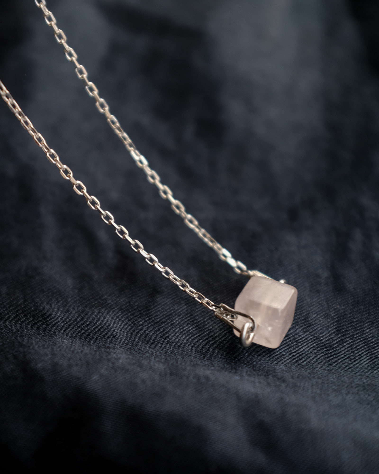 metaformi_jewerly_silver_cube_necklace_rose_quartz