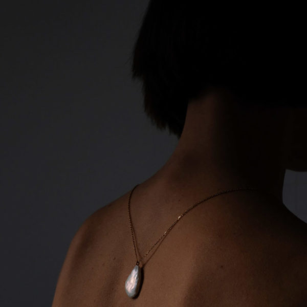 metaformi_design_jewelry_keshi_pearl_teardrop_necklace_lifestyle_2