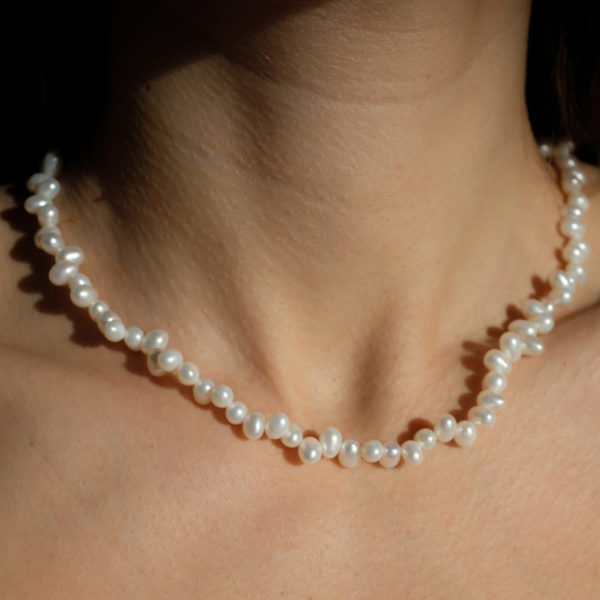 metaformi_design_jewelry_pearl__pebbles_necklace_lifestyle_3