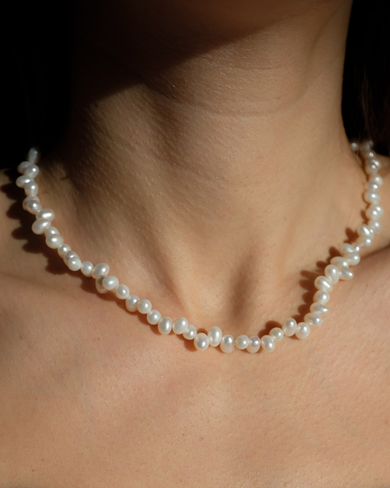 metaformi_design_jewelry_pearl__pebbles_necklace_lifestyle_3
