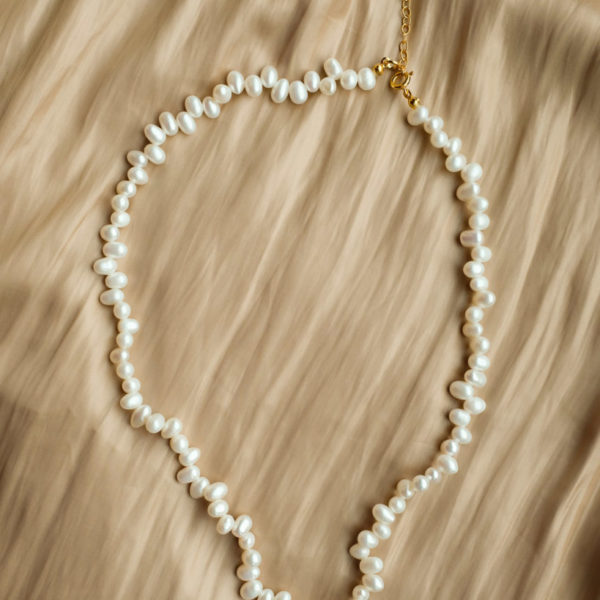 metaformi_design_jewelry_pearl__pebbles_necklace_lifestyle_5