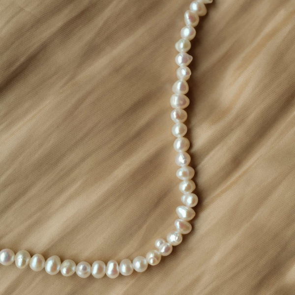 metaformi_design_jewelry_simple_pearl_choker_lifestyle_2