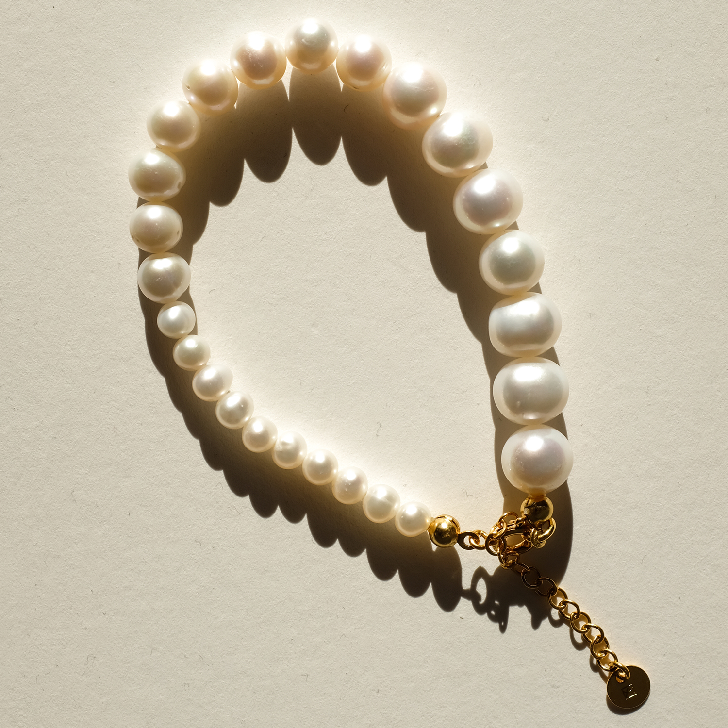 metaformi_design_jewelry_pearl_bracelet_lifestyle_3
