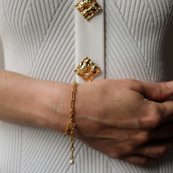 metaformi_design_jewelry_pearl_link_bracelet_lifestyle_2