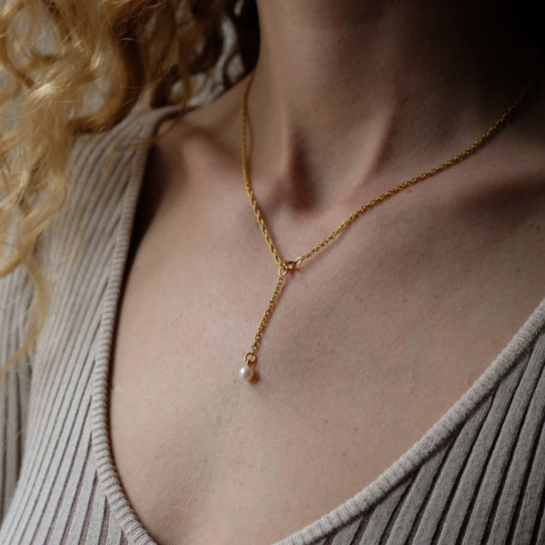 metaformi_design_jewelry_pearl_reversible_necklace_lifestyle_2