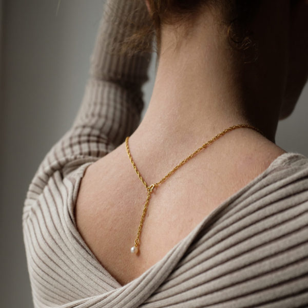 metaformi_design_jewelry_pearl_reversible_necklace_lifestyle_3