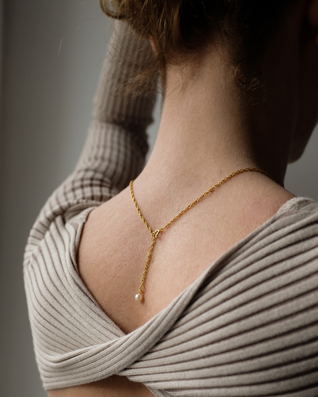 metaformi_design_jewelry_pearl_reversible_necklace_lifestyle_3