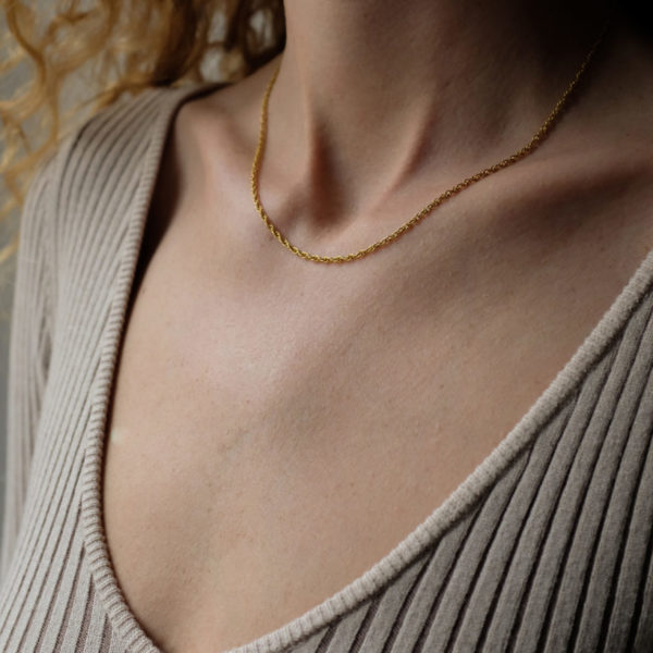 metaformi_design_jewelry_pearl_reversible_necklace_lifestyle_4