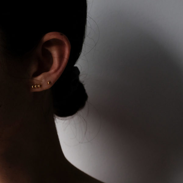 metaformi_design_jewelry_tripple_ball_earrings_lifestyle_3
