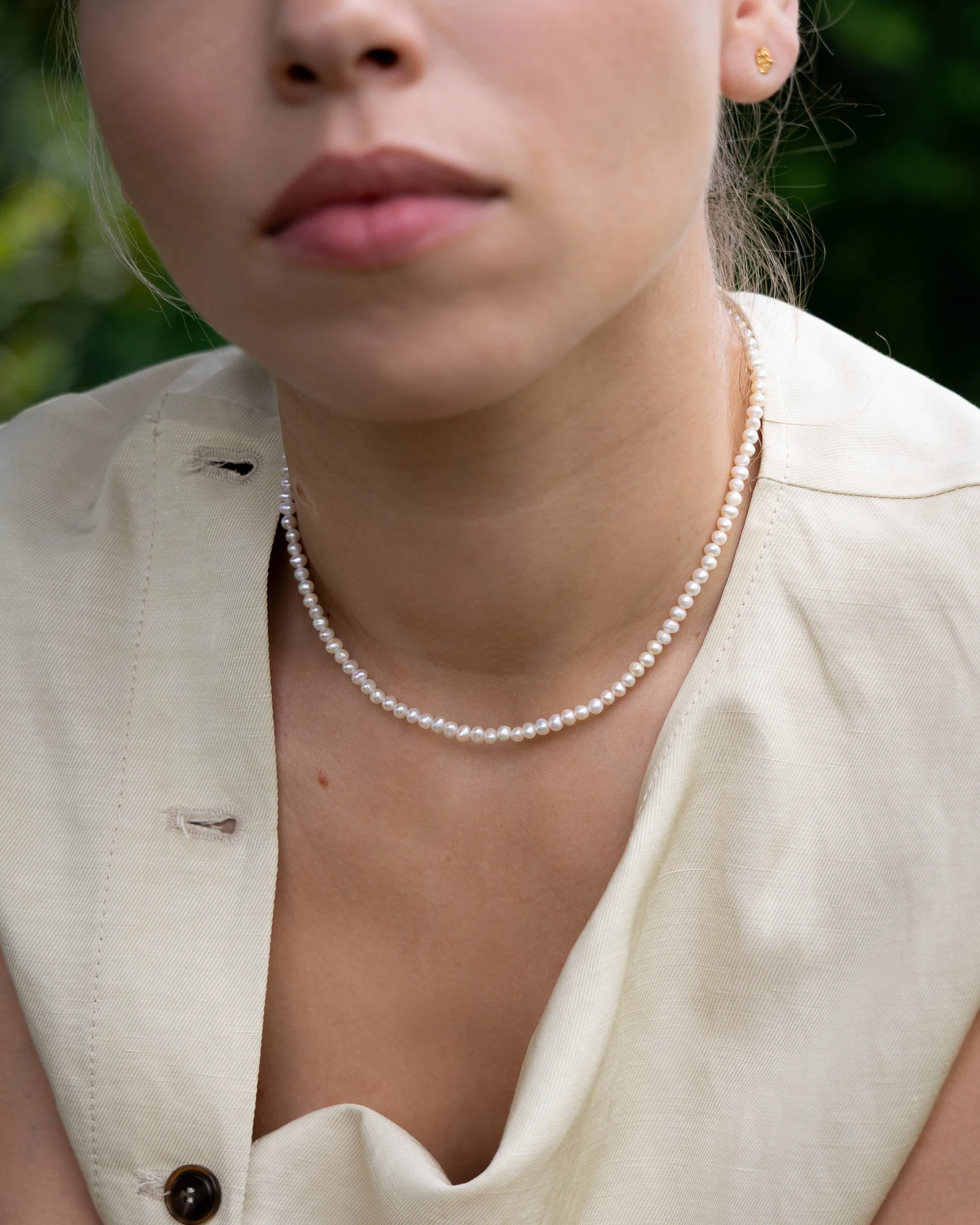 SIMPLE Pearl Choker na modelke